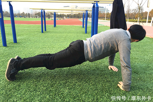 俯卧撑|男性做俯卧撑,如果一口气能达到此数,说明身体素质不错