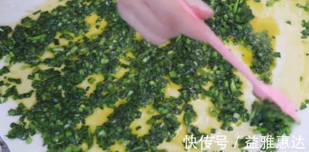 韭菜打3个鸡蛋，不炒，不炒，不蒸，隔壁小孩流口水