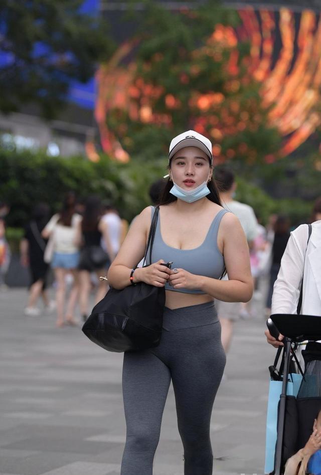 时尚 穿出时尚气质的打底裤装扮,展现优美韵律与时尚品味,飘逸潇洒