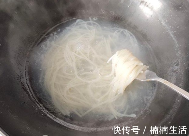 辣椒面|不煎不炸,包上馅锅里一蒸,皮薄馅足,吃着香