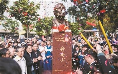  勉励|钟南山勉励华附学子学医