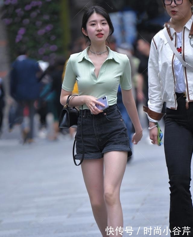 t恤|气温回暖，时髦精尝试“短裤+T恤”，秀出了清爽靓丽的造型