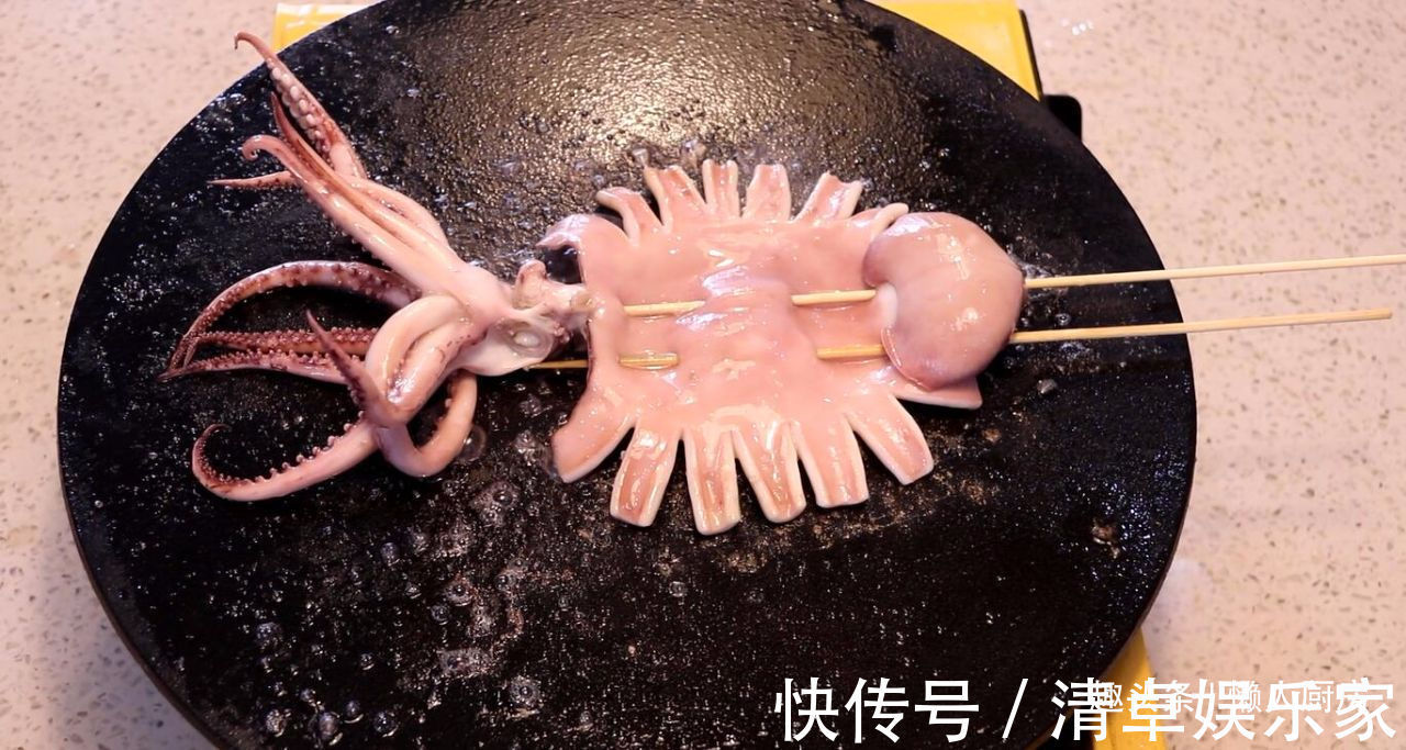 清洗干净|夏天,鱿鱼别白灼着吃了,教你烤鱿鱼的详细做法,配啤酒太爽了