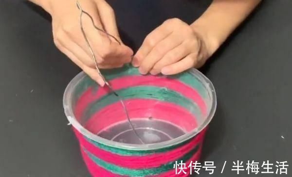 快餐盒上穿一根铁丝，用毛线缠一缠，放在家里好看又实用