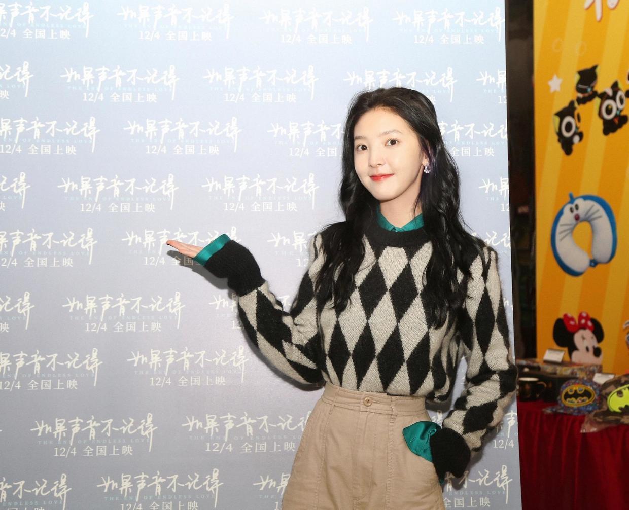 小蛮腰|章若楠的私服搭配好惊艳,穿黑色羊羔绒卫衣配牛仔裤,又飒又美