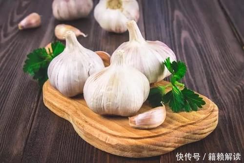 挑选大蒜|大蒜到底买紫皮的还是买白皮的区别这么大,别再买错了