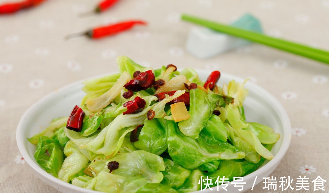 炒包菜|炒包菜时,先焯水还是先过油大厨教你正确做法,包菜又脆又香