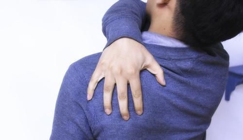 肺癌开始骨转移,身体有何征兆?医生:夜间1处总会疼,需警惕