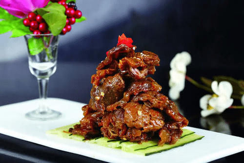 美食推荐：蜀香串烧牛肉，羊肉切成薄片，剁椒香菇蒸鸡肉，鸡蛋卷饼