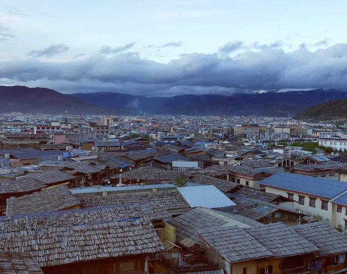 香格里拉|一座建在石头上的城堡，现实版“白月光”？香格里拉还因为它而出名！