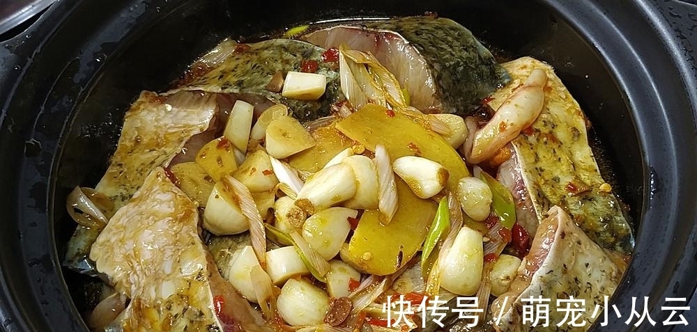 教你做非常简单的砂锅焖草鱼，不用煎也不用油炸，好吃特下饭