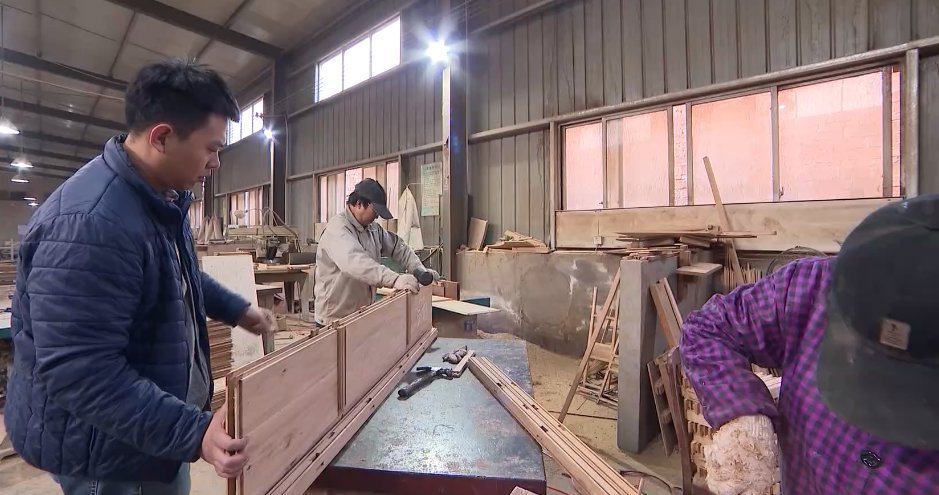 浙江大学城市学院!为了让更多人感受中国木艺精粹 90后小伙从父亲手中接过接力棒