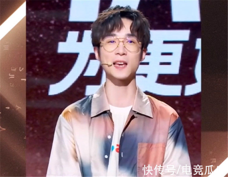 王小歪|蔡萝莉街头大胆跳舞,挑战漫画白袜被盯上?同为顶流王小歪高情商