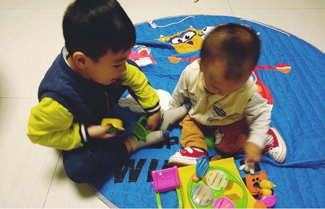 女儿|5岁女儿和爸爸商量卖掉弟弟,好奇询问女儿理由后,宝爸哭笑不得