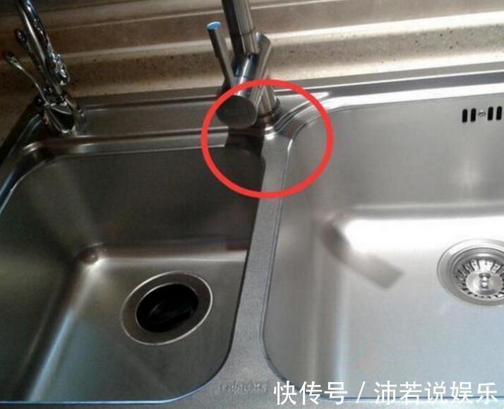 水槽|洗了十年碗才发现水槽边有个孔，一半人空着不用，聪明人悄悄用