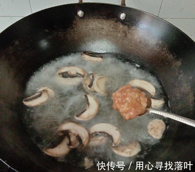 口蘑菜心|口蘑菜心肉丸汤,营养丰富,汤鲜味美!