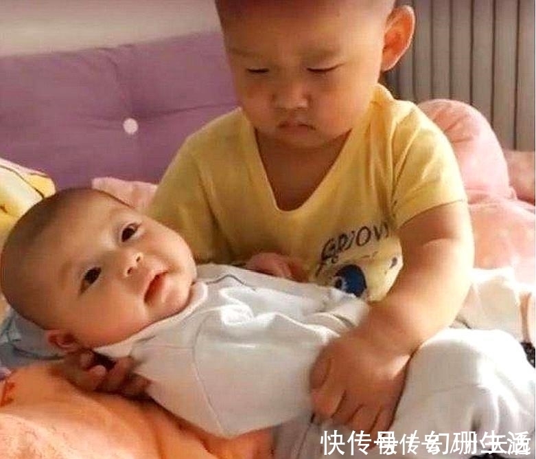 二成|3岁哥哥哄6个月弟弟睡觉,结果自己先睡着了,小大人真是萌翻了