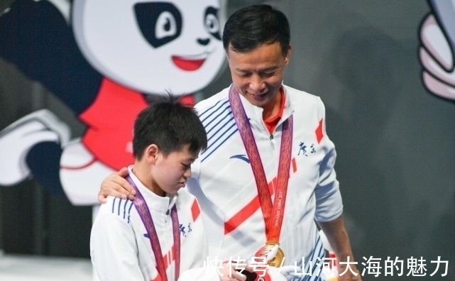 被騷擾還以禮相待!全紅嬋爺爺對前來的網(wǎng)紅很友好:應(yīng)該好好接待