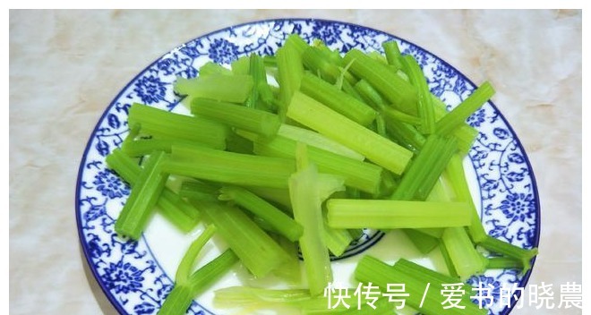 芹菜|三伏天,这道清淡菜要多吃,一盘不过5元钱,香脆又实惠!
