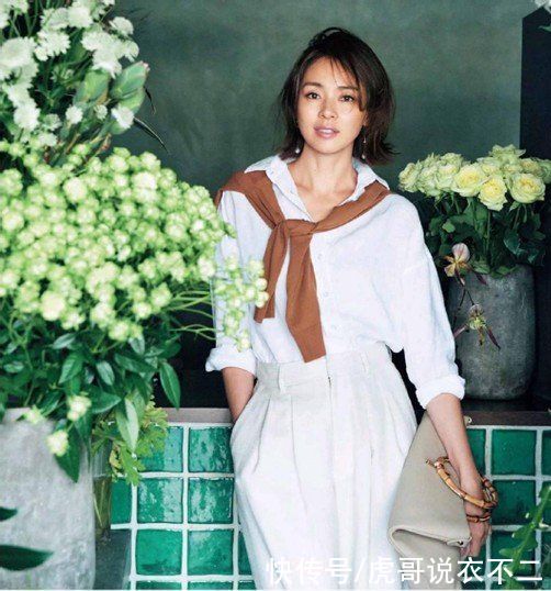 换季衣服别买太多，但白色衬衫要准备几件，三四十岁穿它更高级