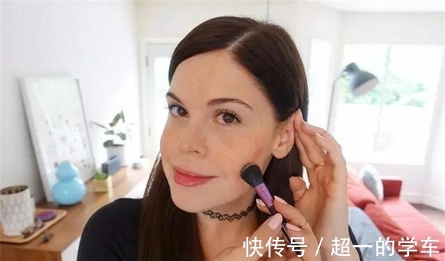 美妆博主 用巧克力豆随机化妆有多难博主涂绿粉底画蓝眉毛,全妆却超惊艳!