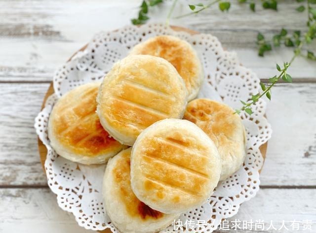 美味|想吃红豆饼别再买了,在家用面粉就能做,咬一口层次分明香酥美味