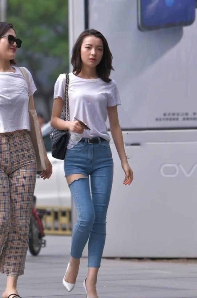 路人街拍，小姐姐曼妙的身姿非常惹人注意，，回头率一定是满满的