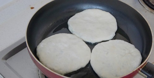 把馅饼做的皮薄如纸,这一步很重要,做法简单,凉了不硬