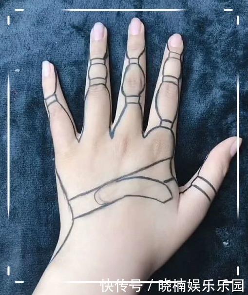 成品#美术生画“手指被勒妆”,原以为是瞎画,看见成品:你不疼吗