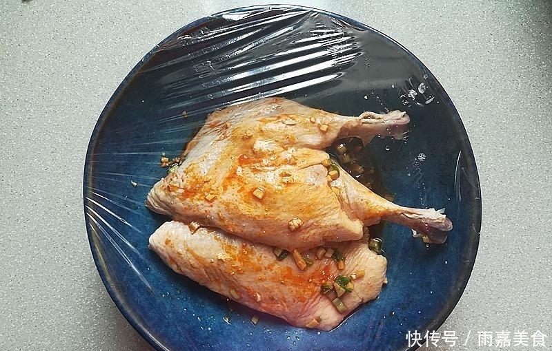 做法|别再买烤鸭了,教你简单做法,比烤鸭店更香,太馋人了