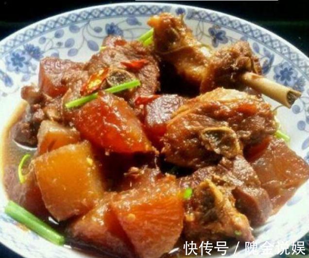 翻炒均匀|美食推荐青蒜炒腊肉、菠萝咕老排骨、红烧鸭块、西葫芦炒土豆