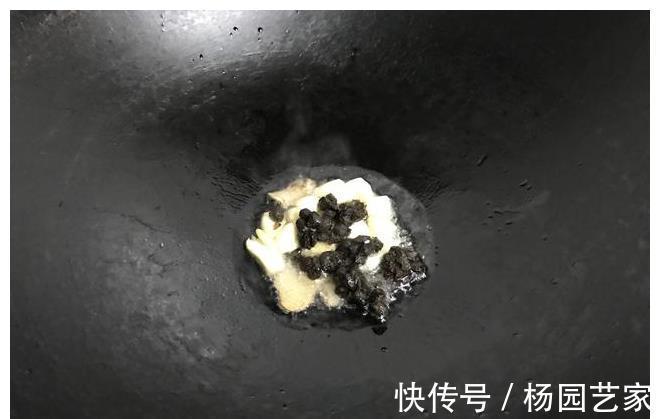 鲜香|鸡翅最简单的做法，10分钟端上桌，鲜香嫩滑，比可乐鸡翅还好吃