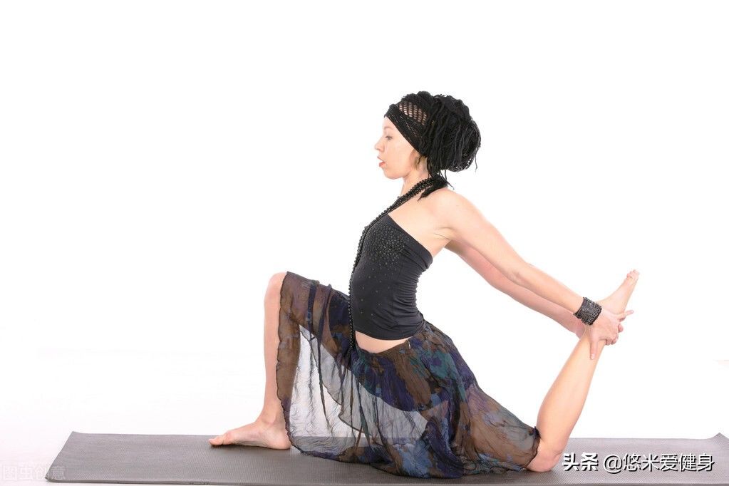 站立|睡前6个瑜伽拉伸动作,每天15分钟,放松肌肉提高睡眠质量