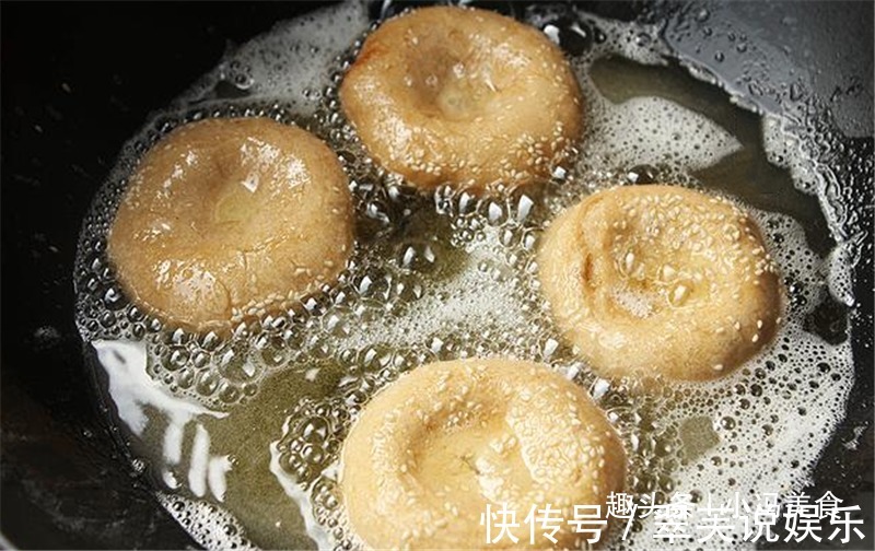 老妈最拿手的炸油饼,香酥软嫩,越吃越香,冷热都好吃