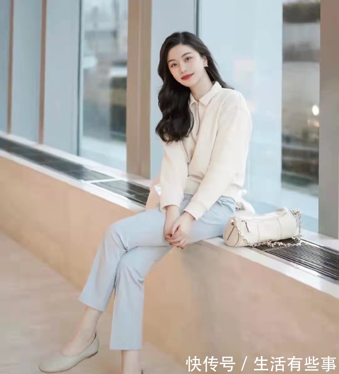 减龄 冬日温柔风搭配太减龄,清新柔美又养眼,成熟女人必备的时尚穿搭