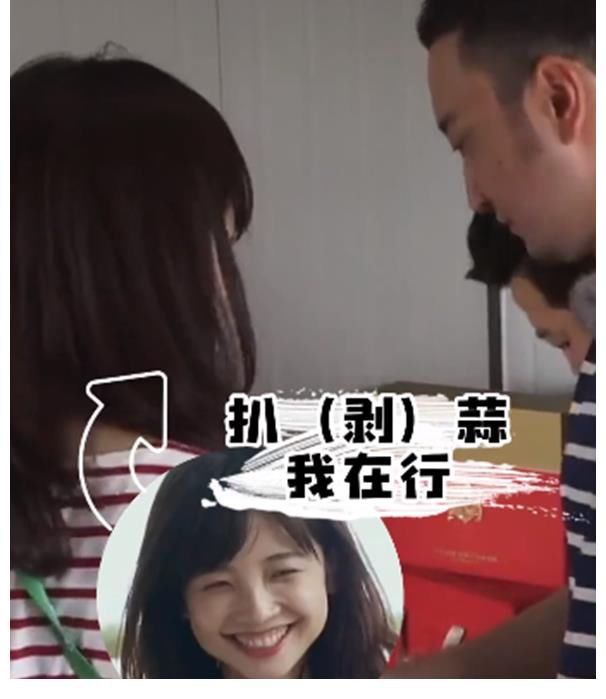 小技巧|撒贝宁用刀剥蒜！刀面压蒜手握拳重锤，惊得身旁众人直呼：小心手