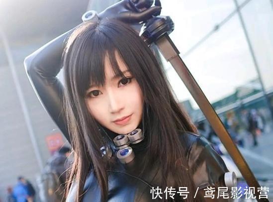 二次元|漫展00后cos“皮衣萝莉”火了，小腹拉链亮了，网友：放屁不会鼓包！