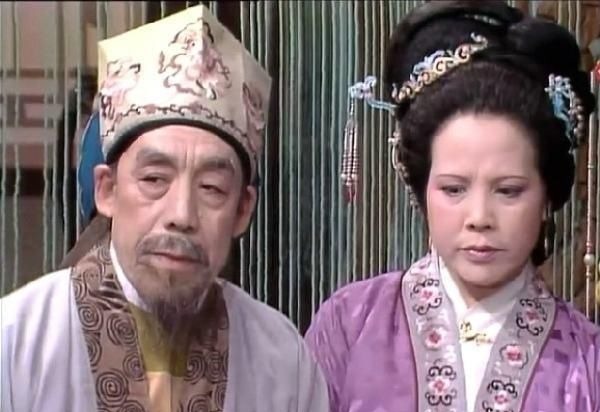 这件事$贾赦要纳鸳鸯为妾,王熙凤为什么告诉平儿出去躲躲