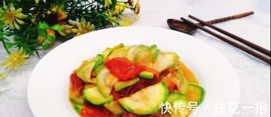 “炒西葫芦”千万别做这一步,学会了这招,爽脆可口不出汤汁