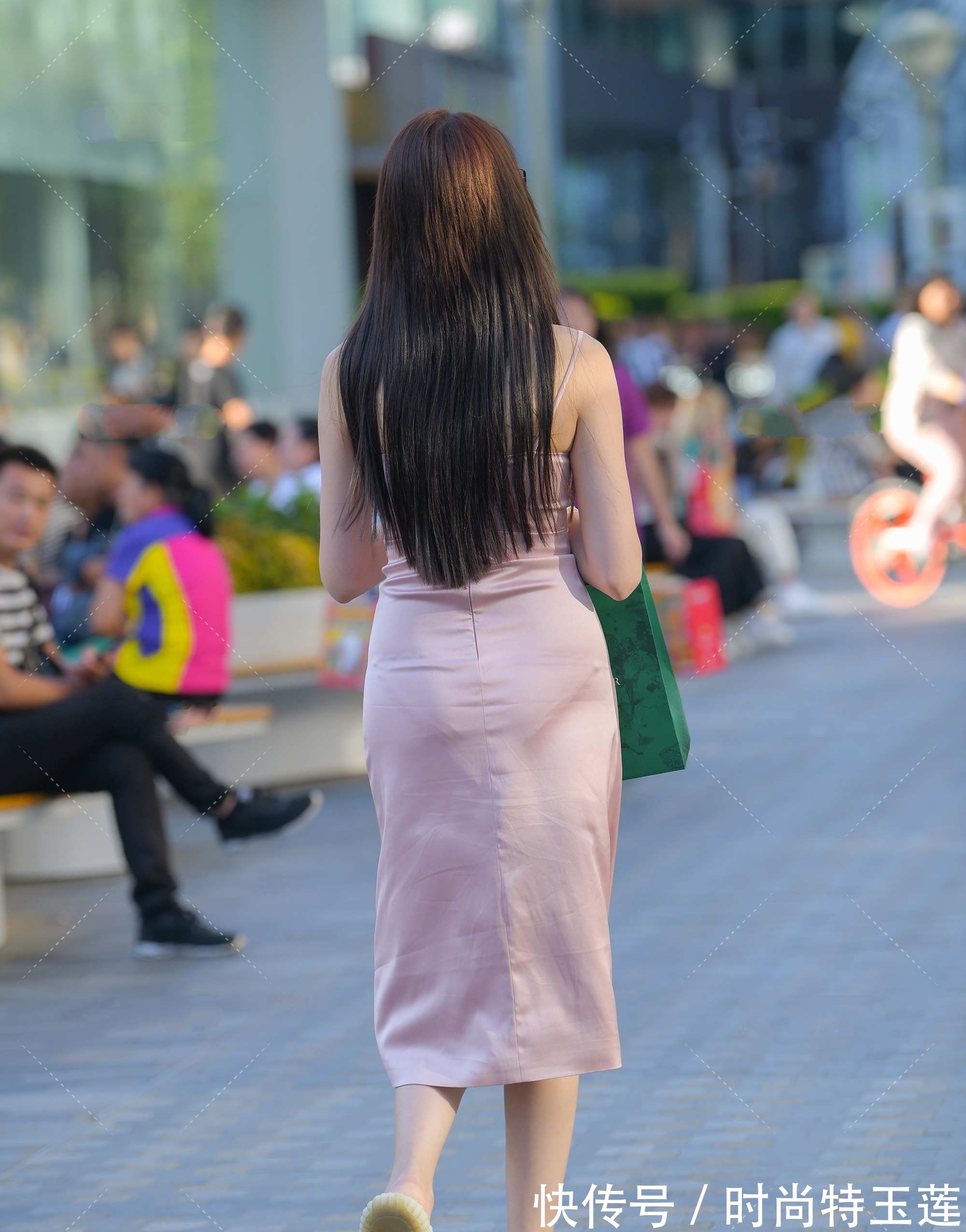 墨镜 粉色连衣裙温柔又可爱,配合丝质面料,穿搭更添优雅气质