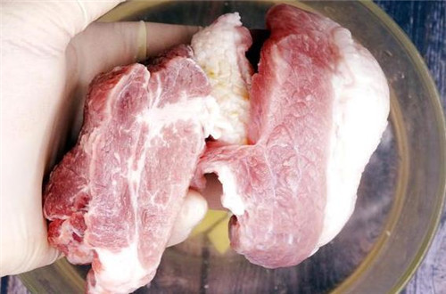 解冻肉“最怕”直接用水泡，教您4个小方法，冻肉变成“小鲜肉”