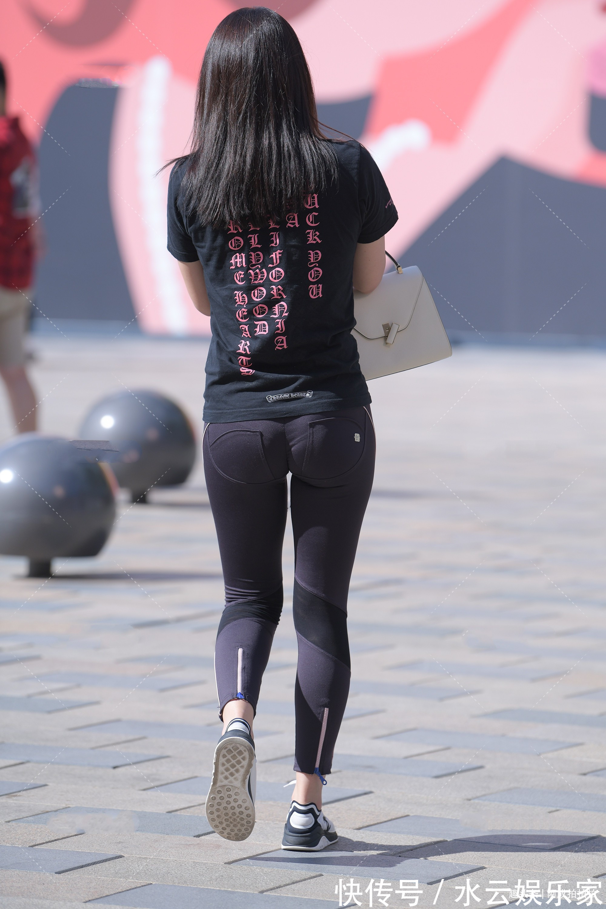 阿成 短袖配健美裤,一身黑色穿搭,穿出休闲风的同时运动感满满