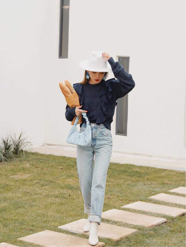 泡泡|日系的优雅风格穿搭指南,蓝色泡泡袖上衣搭条纹阔腿裤,温婉大气