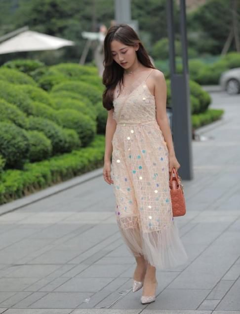 时尚美女的“亮片裙”，清新简单有魅力，让人过目难忘！