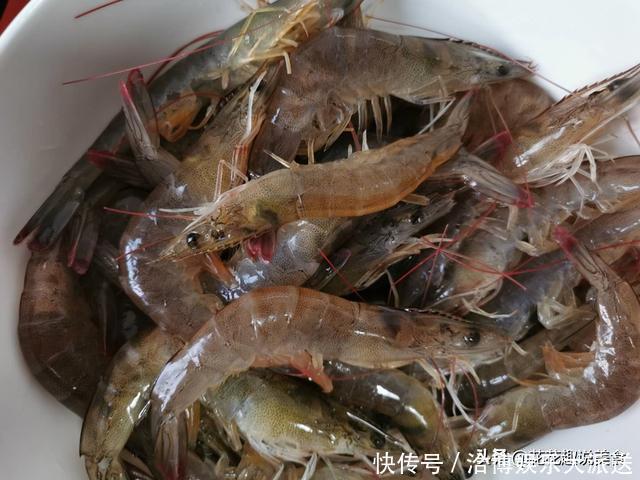 大虾别再放塑料瓶中冷冻了,厨师教你新方法,放1年虾头都不黑