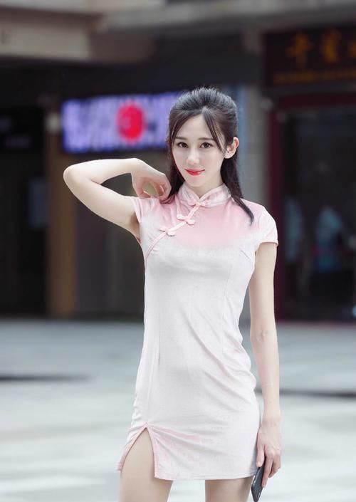 选择简约修身的连衣短裙,耐看塑形,让你的气质更显自信优雅