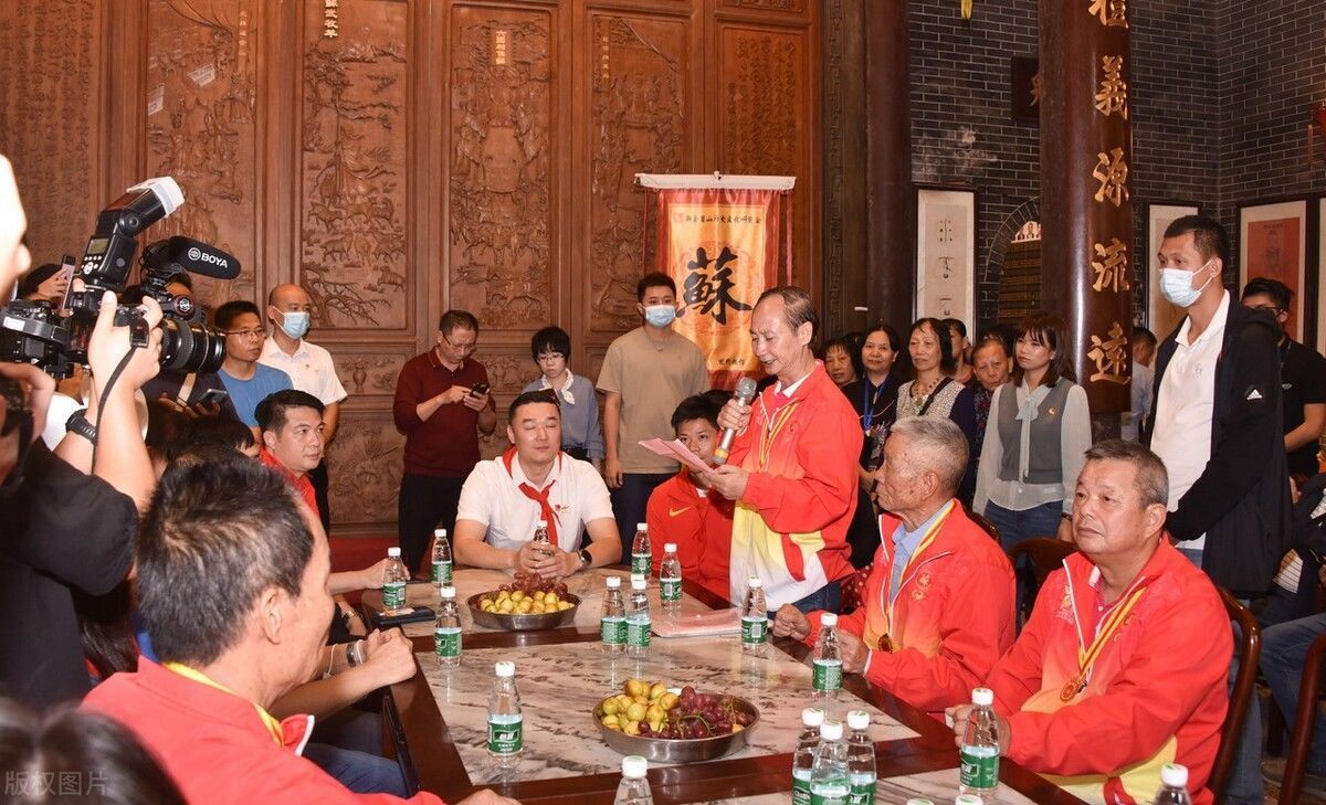 红包|太心寒了！苏炳添回村自费16万给老人发红包，网友嘲讽：太小气