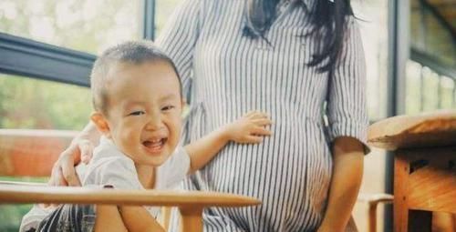 维护|“车都买不起,还敢生二胎?”孕妈挤公交被嫌弃,孩子给力维护