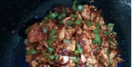 用1个青椒2个鸡蛋,做了一碗酱,全桌的人抢着吃