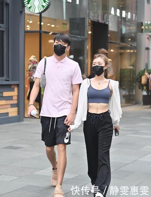 外表高冷的黑色阔腿裤其实非常百搭,宽松的裤型,走起来很拉风